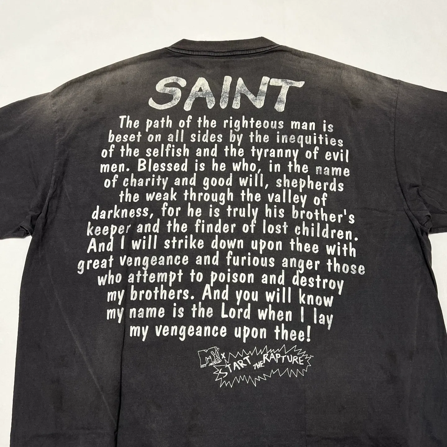 SAINT Mxxxxxx RAPTURE SS TEE/BLK Beavis and Butt-Head anime character TEE. Washed black S-XL. The print is from the characters of the American classic animation "Beavis and Butt-Head". It also pays tribute to the two classic killer characters in "Pulp Fiction". It is very witty and humorous. The whole garment is washed again.